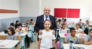 Başkan Özdemir, yeni eğitim-öğretim yılına başlayan öğrencilerle buluştu