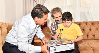 Başkan Özer, kemik erimesi hastası çocuğu ziyaret etti