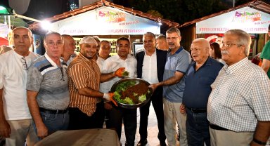 Başkan Uysal, derneklerin stantlarını gezdi