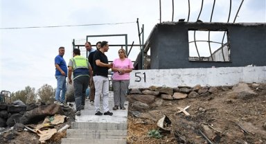 Bornova Belediyesi, yangında evleri yanan ailelere destek oldu
