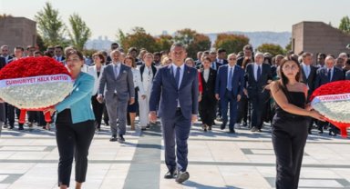 CHP Genel Başkanı Özel, Ecevit ve Baykal'ı mezarı başında andı