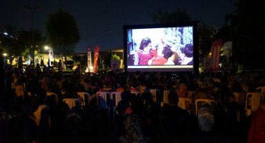 Esenyurt’ta Açık Hava Sinema Günleri “Neşeli Günler” ile başladı
