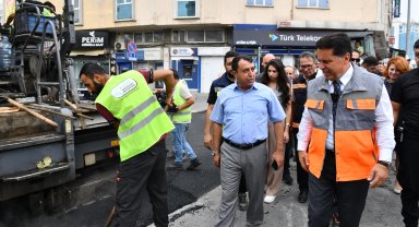 Esenyurt'ta bozuk olan yollar asfaltla tanışıyor
