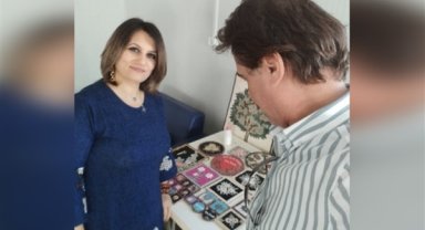 Hataylı sanatçı, mozaik kursu vererek depremzedelere moral aşılıyor