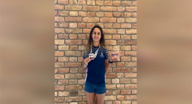 İBB sporcusu triatloncu İpek Öztosun Sırbistan'dan madalya ile döndü