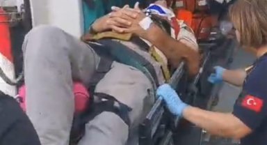 İzmir itfaiyesi kayalıklardan düşen kişiyi kurtardı