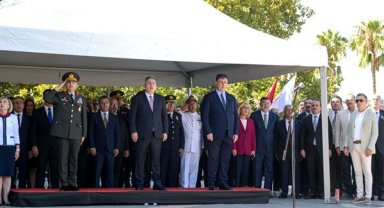 İzmir Konak Atatürk Meydanı’nda temsili bayrak töreni yapıldı