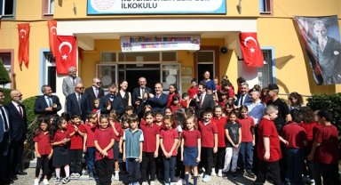 Muğla Valisi Akbıyık, Menteşe Salih Zeki Gür İlkokulu’nda düzenlenen törene katıldı