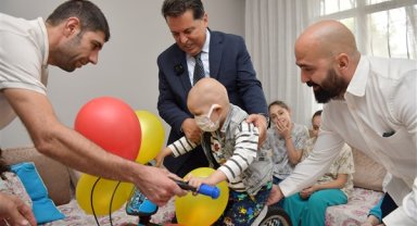 Özer’den kanser tedavisi gören Ömer’e bisiklet sürprizi