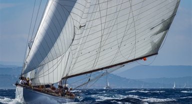 Türkeli Feneri açıklarında sürüklenen tekne kurtarıldı