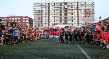U14 ve U16 Futbol Turnuvası’nın kazananlarına kupaları takdim edildi