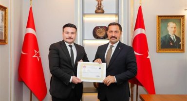 Vali Masatlı, Hassa Kaymakamı Acar’ı “Üstün Başarı Belgesi” ile ödüllendirdi