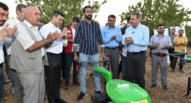 Vali Şıldak, Hilvan'da badem hasadına katıldı