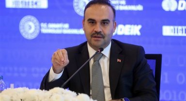 Bakan Kacır, SAHA EXPO'da TUSAŞ standını ziyaret etti