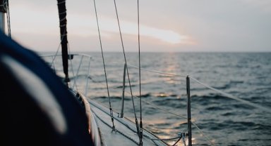 Bodrum açıklarında sürüklenen ve içinde 4 kişi bulunan tekne emniyetle demirletildi