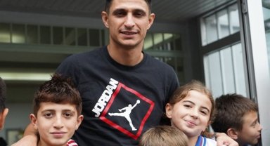 Çaykur Rizesporlu futbolcular Benhur Keser ve Emrecan Bulut, öğrencilerle buluştu