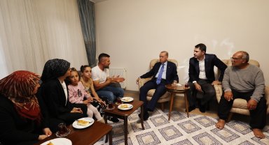 Cumhurbaşkanı Erdoğan, Hatay'da anahtar teslimi yapılan bir aileyi ziyaret etti