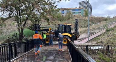 Esenyurt’ta yoğun yağış sonrası köprüye akan çamur temizlendi