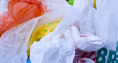 İsveç, uyarılara rağmen plastik poşet vergisini kaldırdı