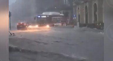 İtalya'da şiddetli yağmur sonrası birçok bölge alarma geçti