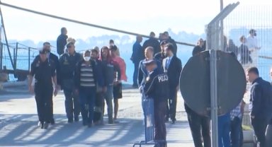 İtalyan donanması ilk 16 göçmeni Arnavutluk'a gönderdi