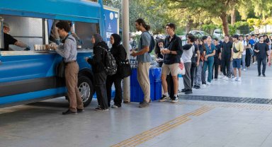 İzmir Büyükşehir Belediyesi üniversitelilere ücretsiz yemek dağıtıyor