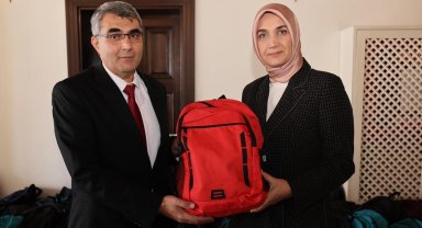 Vali Yiğitbaşı, hayırseverlerin bağışladığı eğitim gereçlerini okullara teslim etti