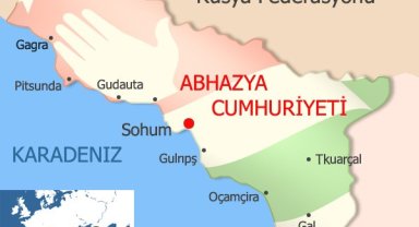 Abhazya'da protestocular parlamento önündeki askeri teçhizatı iade ediyor