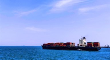 Ahırkapı önlerinde arızalanan tanker, Küçükçekmece’ye demirletildi