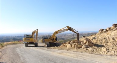 Antalya Büyükşehir, Manavgat’ta bozulan yolları onarıyor