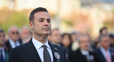 Başkan Akın, Atatürk Anıtı'na çelenk bıraktı