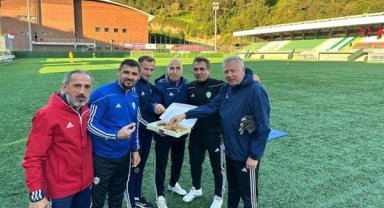 Çayelispor’a Onursal Başkan Mehmet Yazıcı’dan baklava morali