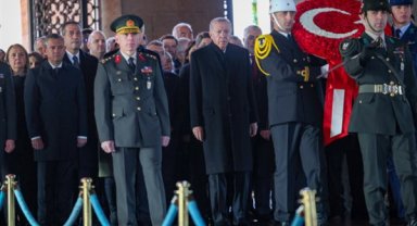 CHP Genel Başkanı Özel, Anıtkabir'de düzenlenen resmi törene katıldı