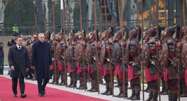 Cumhurbaşkanı Erdoğan, Bişkek’te resmi törenle karşılandı