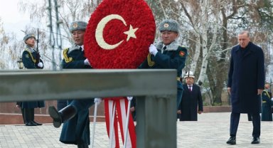 Erdoğan, Kırgızistan’da Ata Beyit Anıtı’nı ve Cengiz Aytmatov’un kabrini ziyaret etti