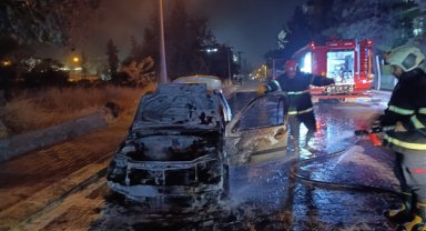 Karaköprü’de seyir halindeki otomobil alev alev yandı
