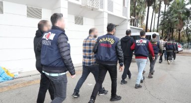 Mersin'de eş zamanlı baskınlarla 10 şüpheli yakalandı