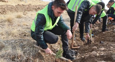 Milli Ağaçlandırma Günü'nde üniversiteli gençler fidanları toprakla buluşturdu