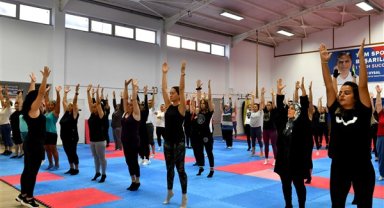 Muratpaşa Belediyesi'nden yetişkinlere yönelik sabah sporu