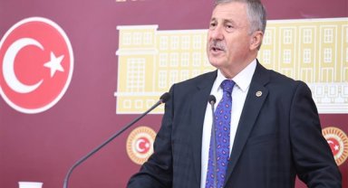 Özdağ: Bu milleti potansiyel casus gibi muameleye tabi tutarak aşağılamaktan vazgeçin