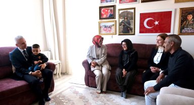 Vali Çiçekli şehit Oğuzhan Küçük’ün ailesini ziyaret etti