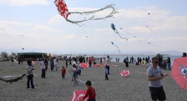 25. Geleneksel Uçurtma Şenliği'nde binlerce uçurtma gökyüzüne uçtu