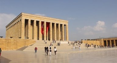 Bakan Tekin, öğrenci ve öğretmenlerle birlikte Anıtkabir’i ziyaret etti
