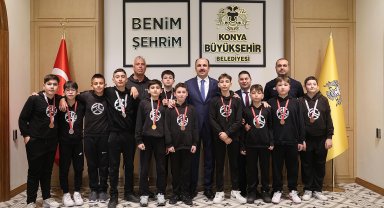 Başkan Altay, okullar arası voleybol şampiyonalarında dereceye giren öğrencileri kutladı