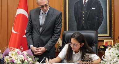 Başkan Beşikcioğlu, makam koltuğunu 6. sınıf öğrencisi Zeynep Zümra Kavlak’a emanet etti