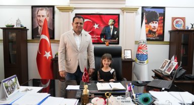 Başkan Durmuş, koltuğunu 23 Nisan kapsamında İrem Sarıhan’a devretti