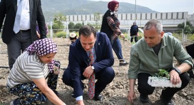 Başkan Eşki, üreten kadınlar ile Kent Bostanı’nda buluştu