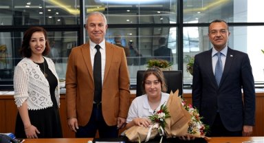 Başkan Özçelik koltuğunu Sudenaz’a devretti