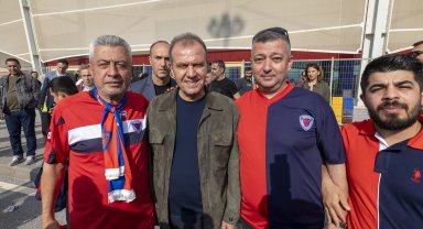 Başkan Seçer, Yeni Mersin İdman Yurdu'nun maçında tribünde yer aldı