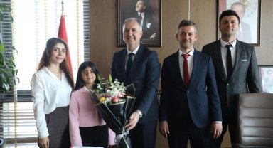 Başkan Taban, başkanlık makamını 4. sınıf öğrencisi Aynur Fırathan’a devretti